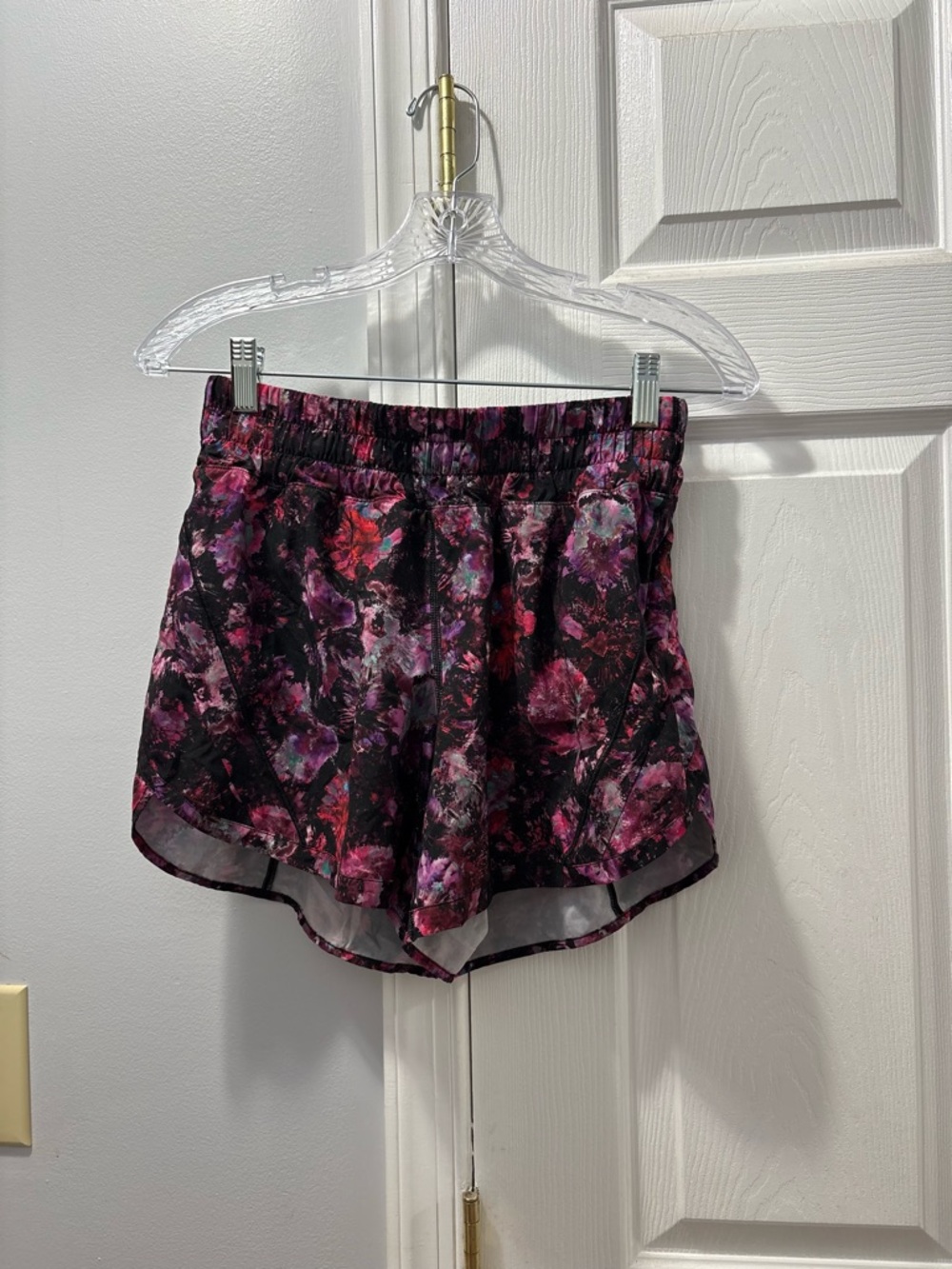 Lululemon Track That Mid Rise 5” Inseam Size 8